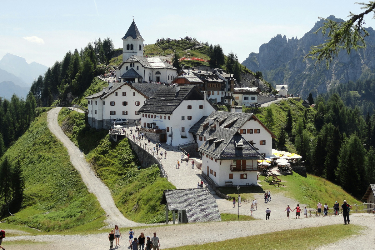 A 1800 metri di altitudine c’è uno dei santuari più visitati d’Europa: storia e panorami unici