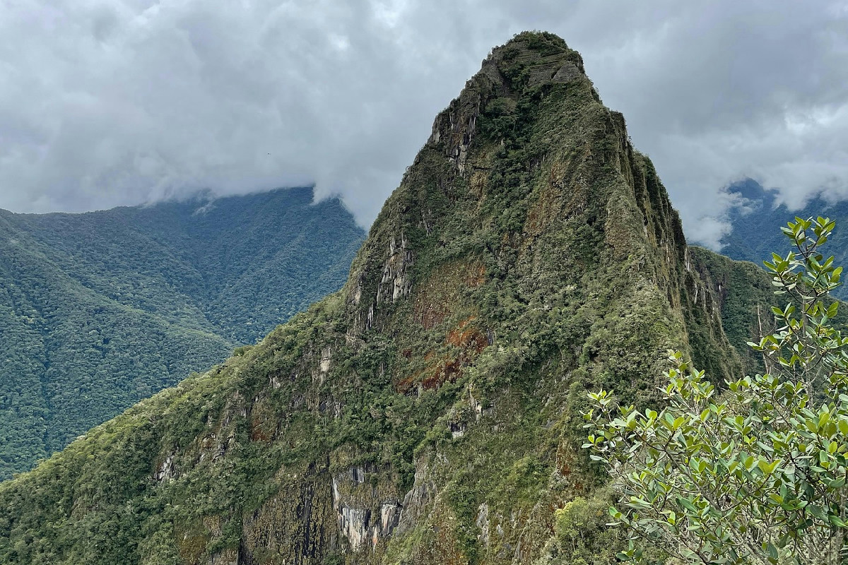 Colline peruviane coperte da 5000 buchi: il mistero antico svelato tra enigmi e segreti nascosti
