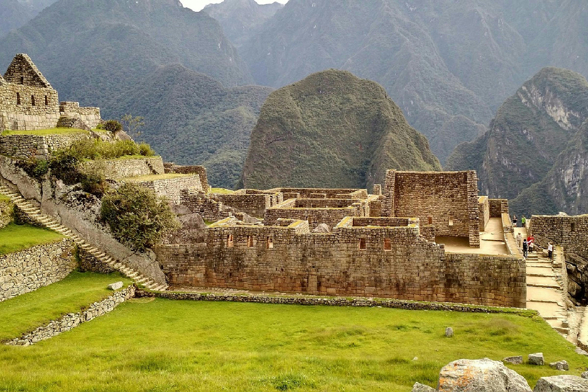 Colline peruviane coperte da 5000 buchi: il mistero antico svelato tra enigmi e segreti nascosti