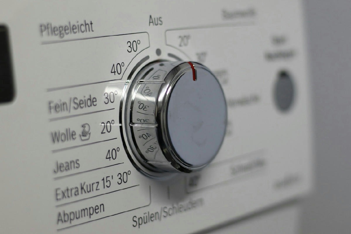 L’aceto di alcol nella lavatrice previene danni ai tessuti e migliora l’igiene: cosa succede al bucato