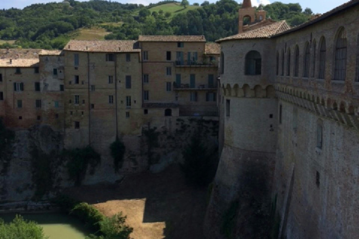 Urbania si anima a gennaio con la Festa della Befana: danze, folklore e tradizioni uniche nel centro storico