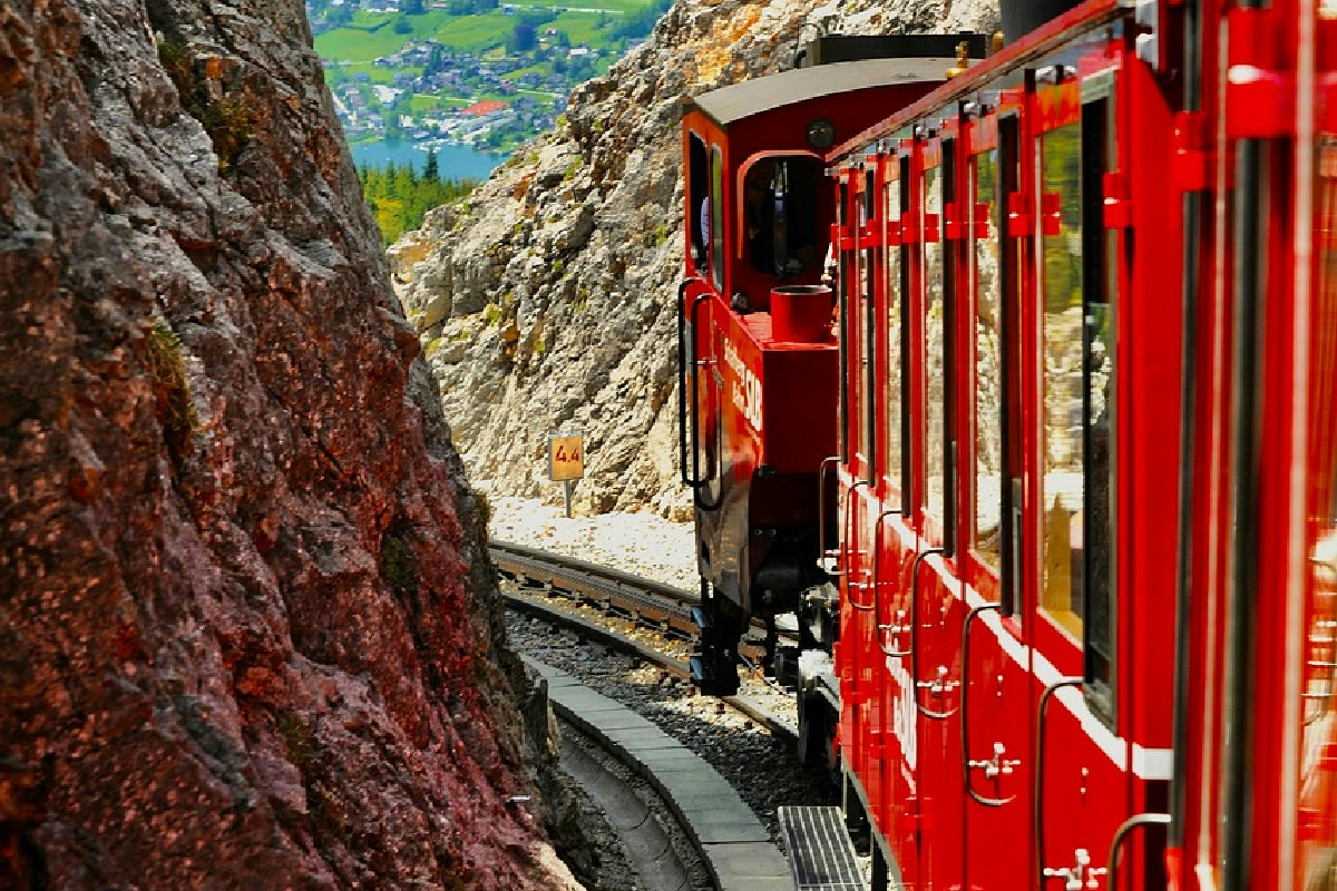 Un viaggio in treno tra paesaggi d’inverno incantati: vallate innevate e atmosfere senza tempo